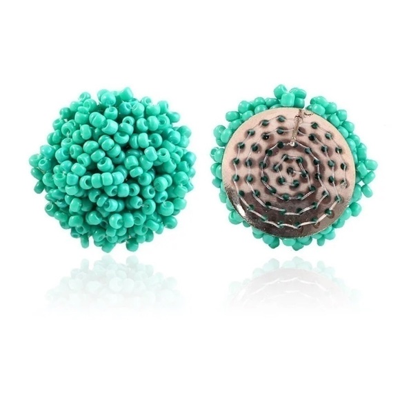 BEADED stud earrings. Green. NWT - Picture 2 of 3